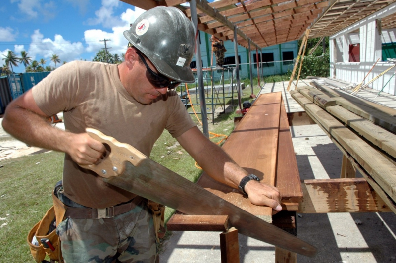 charpentier-RIGAUD-min_worker_construction_building_carpenter_male_job_build_helmet-893290